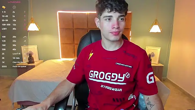 Snapshot of AlejooTwink chatting on October 19, 2025, 10:34 pm AlejooTwink online show from October 19, 2025, 10:34 pm