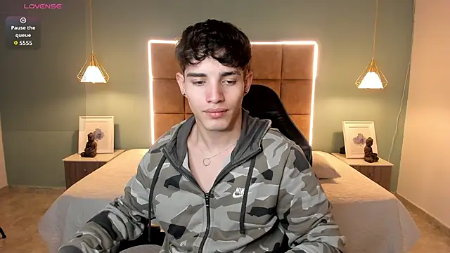 AlejooTwink online show from April 23, 2026, 3:35 am