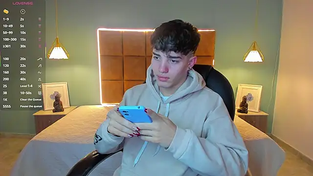 Snapshot of AlejooTwink chatting on October 12, 2025, 8:43 pm AlejooTwink online show from October 12, 2025, 8:43 pm