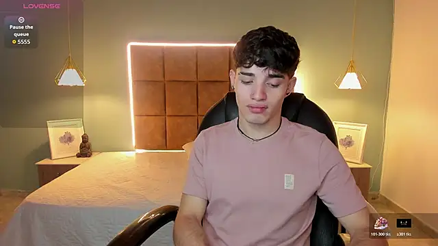 Snapshot of AlejooTwink chatting on November 22, 2025, 12:43 am AlejooTwink online show from November 22, 2025, 12:43 am