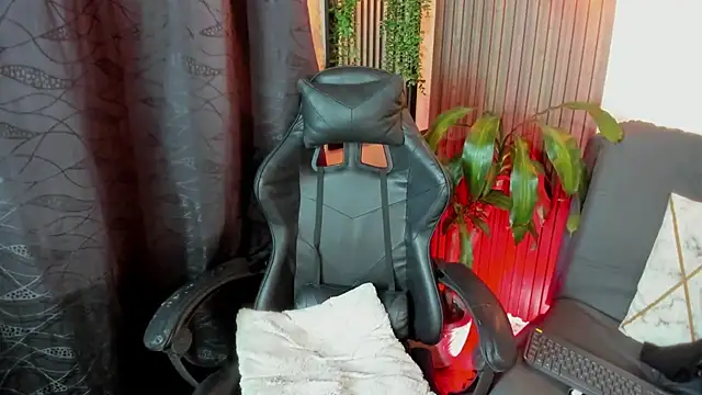 Snapshot of Layla_707 chatting on December 1, 2025, 11:49 pm Layla 707 online show from December 1, 2025, 11:49 pm