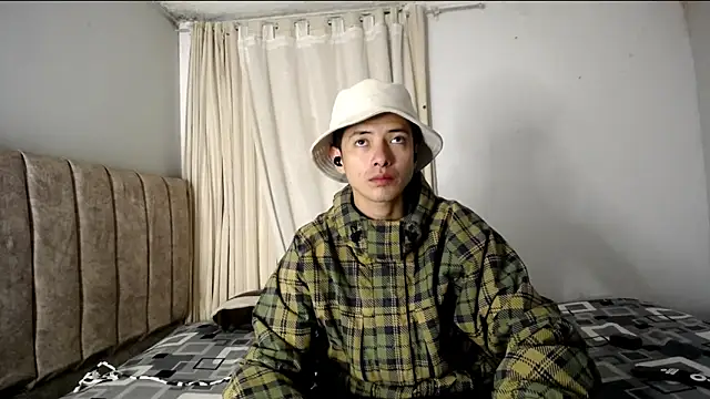 Yellowpokemon23 online show from November 12, 2025, 5:11 am