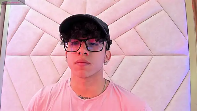 Snapshot of AkazaBoy_ chatting on November 17, 2025, 4:27 am AkazaBoy online show from November 17, 2025, 4:27 am