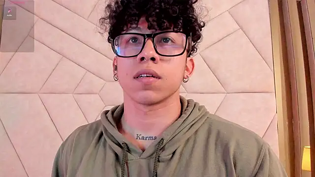 Snapshot of AkazaBoy_ chatting on October 20, 2025, 4:25 am AkazaBoy online show from October 20, 2025, 4:25 am