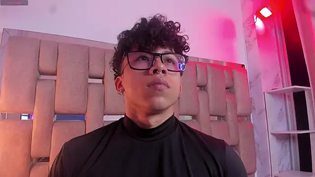 Snapshot of AkazaBoy_ chatting on November 4, 2025, 5:44 am AkazaBoy online show from November 4, 2025, 5:44 am