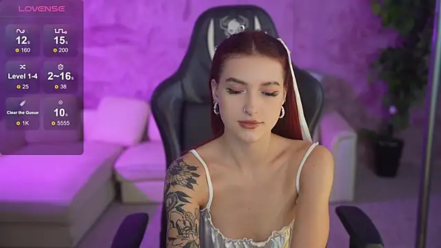 Magnetic Mia  online show from October 28, 2025, 12:33 am