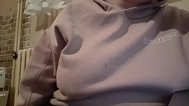 AalinnaK online show from March 11, 2025, 9:37 pm