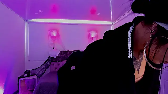 Snapshot of AuroraDiaz chatting on November 3, 2025, 6:22 pm AuroraDiaz online show from November 3, 2025, 6:22 pm