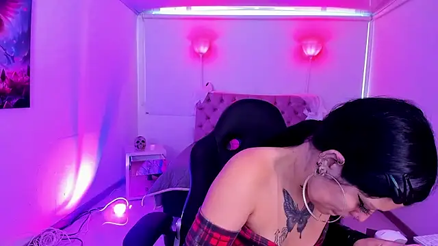 Snapshot of AuroraDiaz chatting on October 22, 2025, 7:24 pm AuroraDiaz online show from October 22, 2025, 7:24 pm