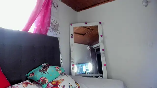 miss julietaa online show from December 4, 2025, 3:33 pm