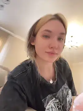 Snapshot of Holly_Molii chatting on June 14, 2026, 11:33 am Holly Molii online show from June 14, 2026, 11:33 am