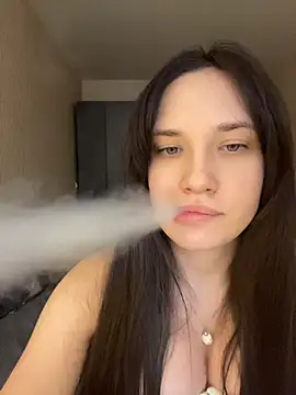 Snapshot of Holly_Molii chatting on June 25, 2026, 12:32 pm Holly Molii online show from June 25, 2026, 12:32 pm