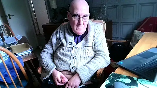 Snapshot of Adamdaddybear chatting on February 17, 2025, 1:22 pm Adamdaddybear online show from February 17, 2025, 1:22 pm