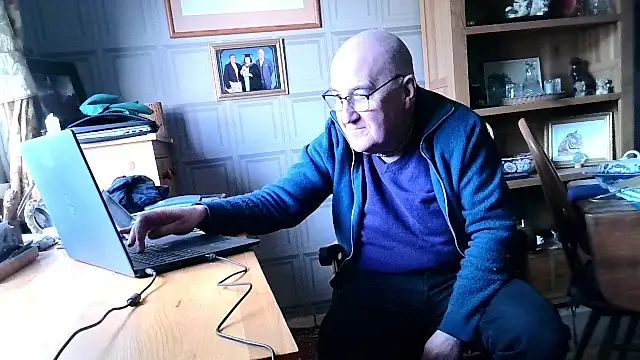 Snapshot of Adamdaddybear chatting on January 27, 2025, 1:41 pm Adamdaddybear online show from January 27, 2025, 1:41 pm