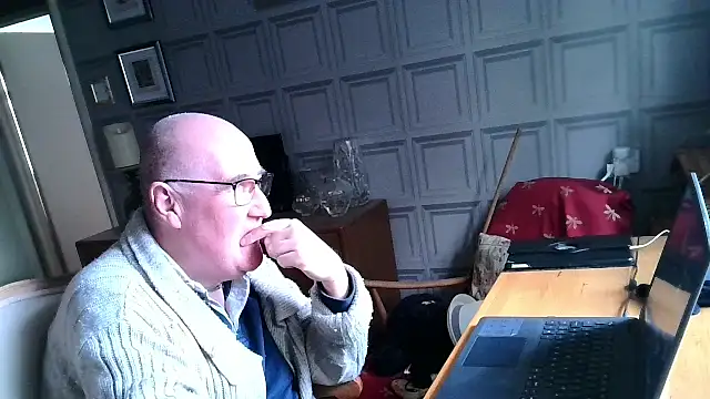 Snapshot of Adamdaddybear chatting on March 6, 2025, 1:14 pm Adamdaddybear online show from March 6, 2025, 1:14 pm