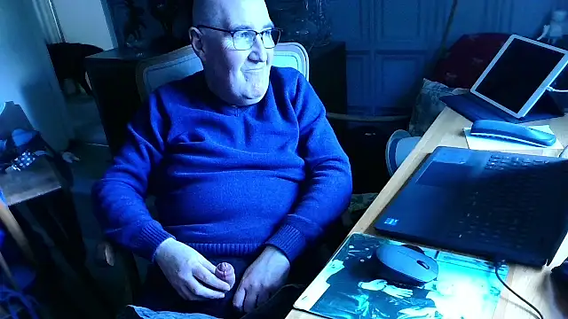 Snapshot of Adamdaddybear chatting on March 12, 2025, 3:29 pm Adamdaddybear online show from March 12, 2025, 3:29 pm