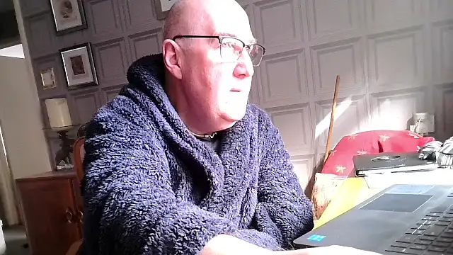 Snapshot of Adamdaddybear chatting on March 11, 2025, 9:45 am Adamdaddybear online show from March 11, 2025, 9:45 am
