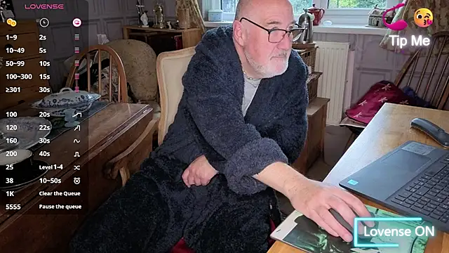 Adamdaddybear online show from October 30, 2025, 7:39 am