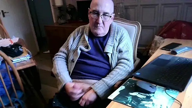 Snapshot of Adamdaddybear chatting on February 19, 2025, 3:27 pm Adamdaddybear online show from February 19, 2025, 3:27 pm