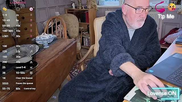 Adamdaddybear online show from October 29, 2025, 7:29 am