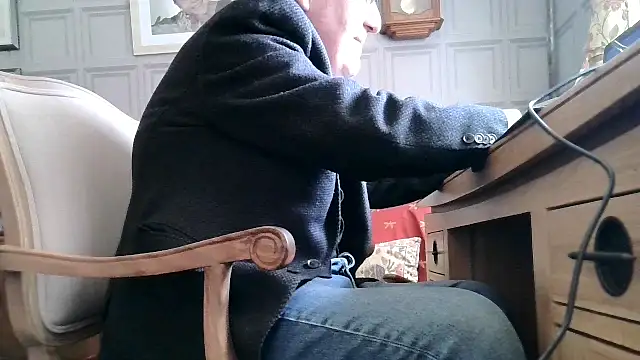 Snapshot of Adamdaddybear chatting on February 28, 2025, 2:20 pm Adamdaddybear online show from February 28, 2025, 2:20 pm
