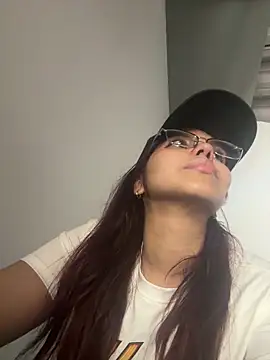 Miapeyton online show from March 24, 2026, 11:27 pm