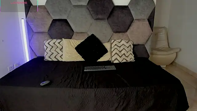 Latrellx7 online show from April 23, 2026, 3:24 am