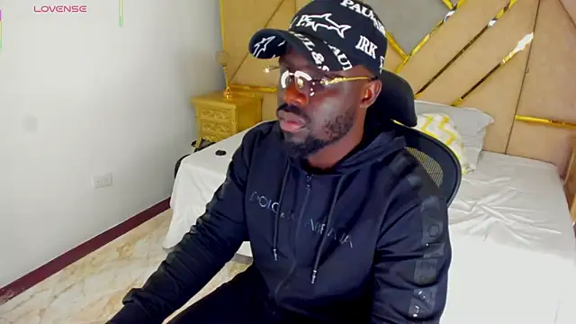 Snapshot of Latrellx7 chatting on October 31, 2025, 11:55 pm Latrellx7 online show from October 31, 2025, 11:55 pm