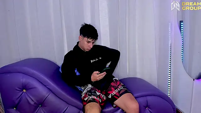 Yourslust  online show from November 3, 2025, 1:37 pm