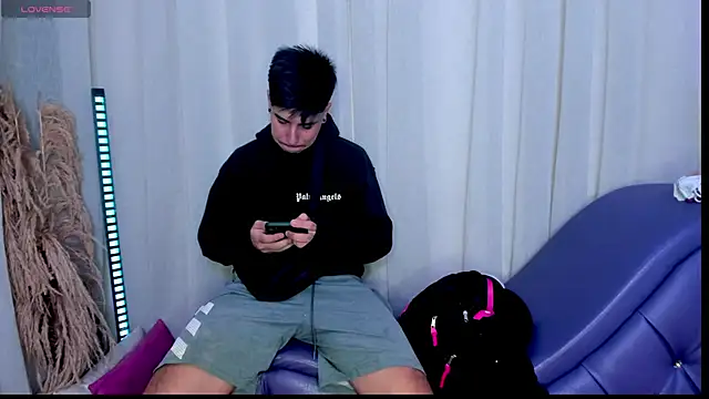 Yourslust  online show from November 17, 2025, 7:51 pm