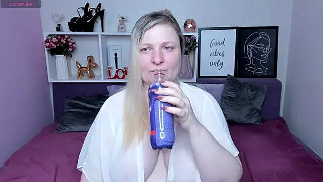 Snapshot of AnnaXCherri chatting on November 18, 2025, 2:59 am AnnaXCherri online show from November 18, 2025, 2:59 am