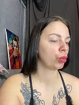 Lola Hale online show from April 28, 2026, 7:40 pm