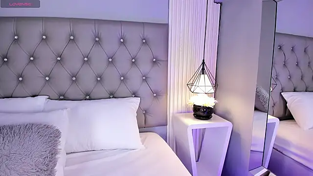 VioletthaRous online show from May 5, 2026, 10:35 pm