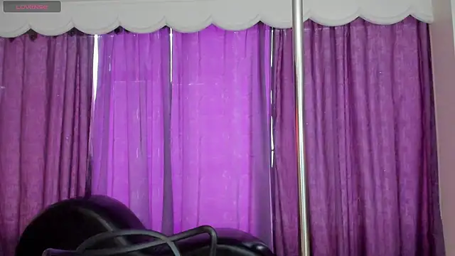 Snapshot of Coral_Gibson chatting on October 7, 2025, 1:23 pm Coral Gibson online show from October 7, 2025, 1:23 pm