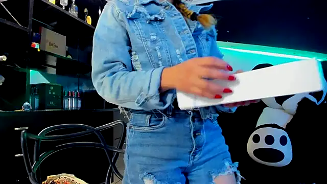 Coral Gibson online show from March 7, 2025, 12:23 pm
