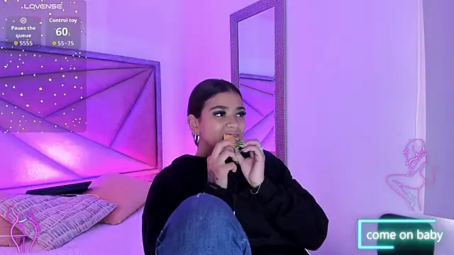 Snapshot of GiaFu chatting on October 17, 2025, 7:04 pm GiaFu online show from October 17, 2025, 7:04 pm