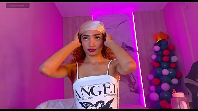 Snapshot of Charlotte_Love10 chatting on December 14, 2025, 5:24 am Charlotte Love10 online show from December 14, 2025, 5:24 am