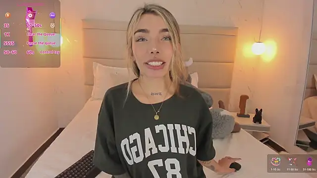 Snapshot of Mollymoon1 chatting on November 28, 2025, 8:20 pm Mollymoon1 online show from November 28, 2025, 8:20 pm