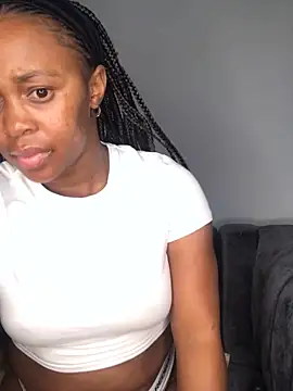 Snapshot of Pearl_00 chatting on October 10, 2025, 9:26 pm Pearl 00 online show from October 10, 2025, 9:26 pm