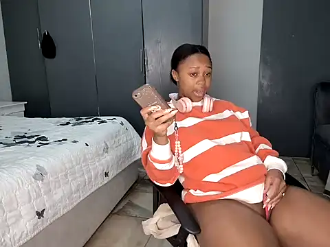 Pearl 00 online show from February 23, 2026, 11:38 pm