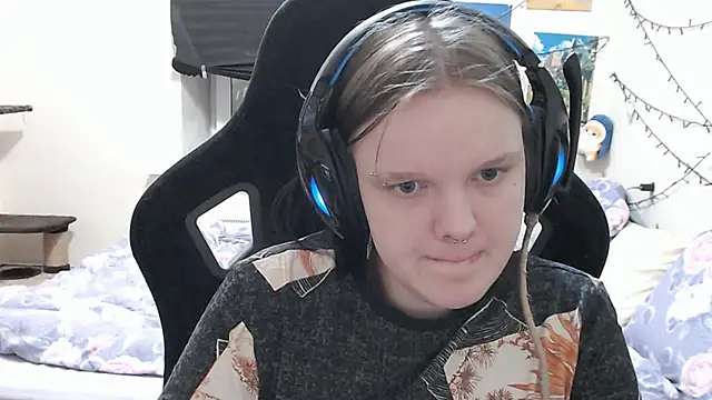 Snapshot of DivaMarisa chatting on March 16, 2025, 3:28 pm DivaMarisa online show from March 16, 2025, 3:28 pm