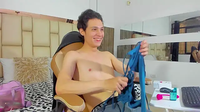 LIZandDante online show from March 20, 2025, 7:14 pm