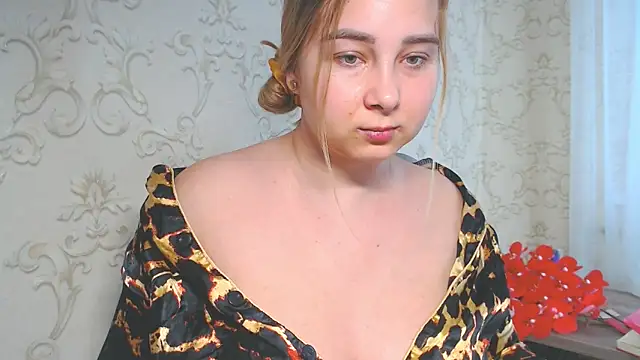 DolphinDreams online show from June 19, 2026, 9:04 am