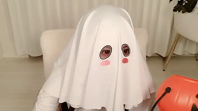 yuki room online show from October 31, 2025, 12:57 pm