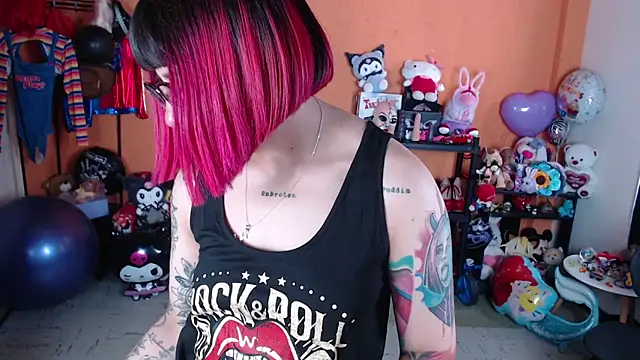 Snapshot of MissMiia2 chatting on November 5, 2025, 3:48 pm MissMiia2 online show from November 5, 2025, 3:48 pm