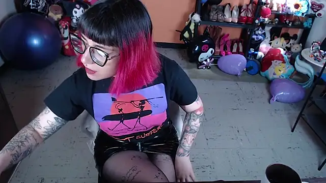 Snapshot of MissMiia2 chatting on October 13, 2025, 2:07 pm MissMiia2 online show from October 13, 2025, 2:07 pm