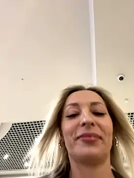 Snapshot of Diamond_Bunny_ chatting on November 17, 2025, 3:05 pm Diamond Bunny online show from November 17, 2025, 3:05 pm