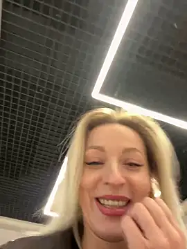 Snapshot of Diamond_Bunny_ chatting on November 23, 2025, 11:31 am Diamond Bunny online show from November 23, 2025, 11:31 am