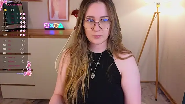 Snapshot of Emma_B1uem chatting on October 14, 2025, 10:20 pm Emma B1uem online show from October 14, 2025, 10:20 pm