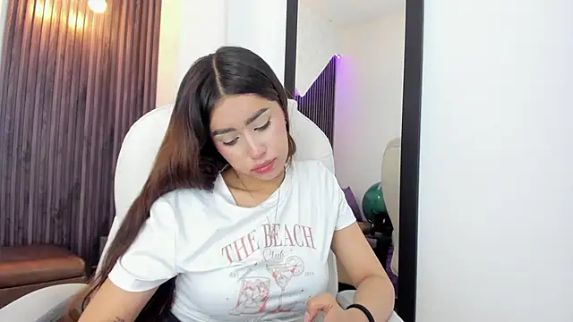 laurin clauz  online show from September 23, 2025, 4:14 pm